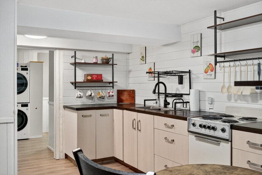 Building Photo - 1821 6th Ave