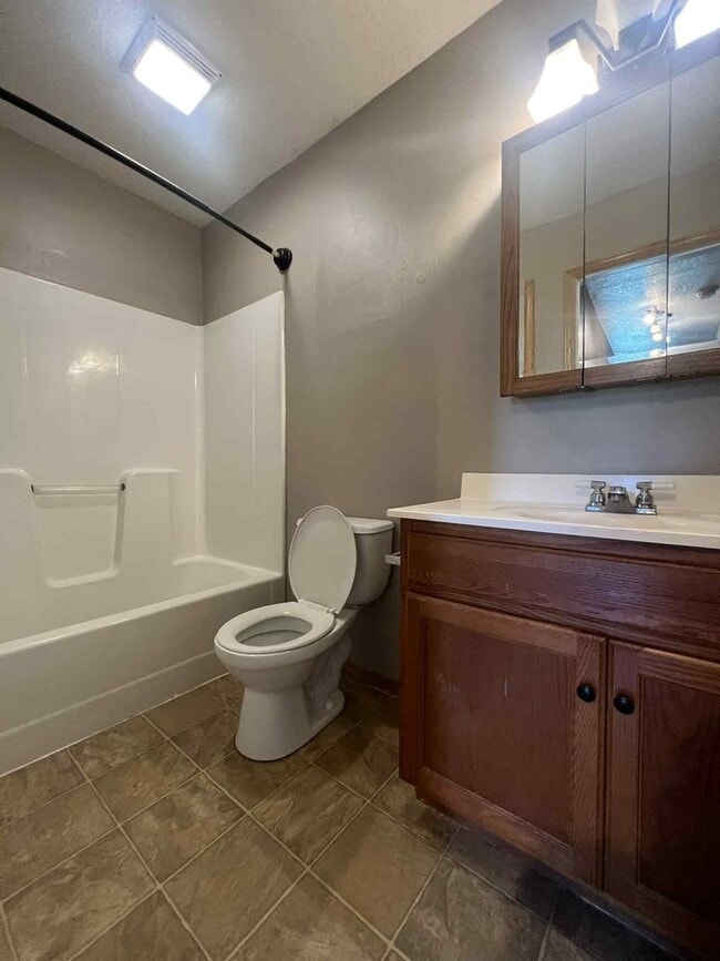 Building Photo - COMING SOON: CUTE 2 BEDROOM / 1 BATHROOM H...