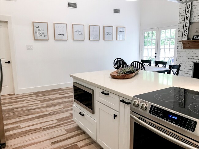 Building Photo - 5 Sandlily Ct