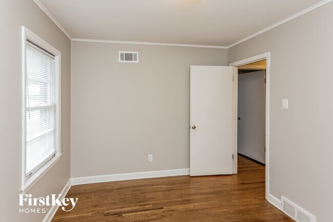 Building Photo - 4550 E Dearing Rd