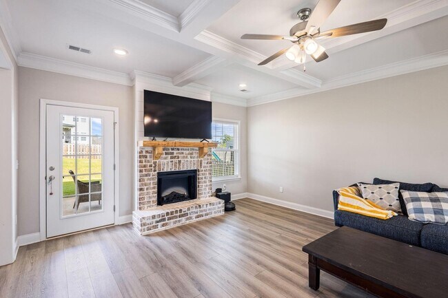 Building Photo - 3580 Hilltop Trl