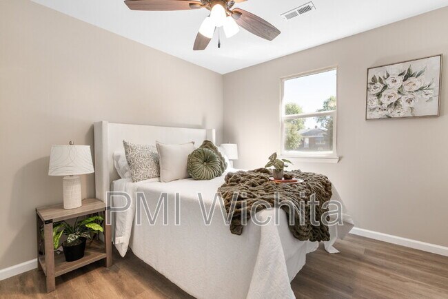 Building Photo - 1147 Inverness Dr