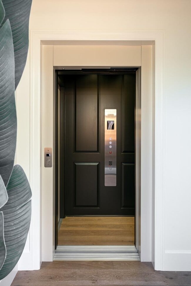 Building Photo - 160 Waverley St