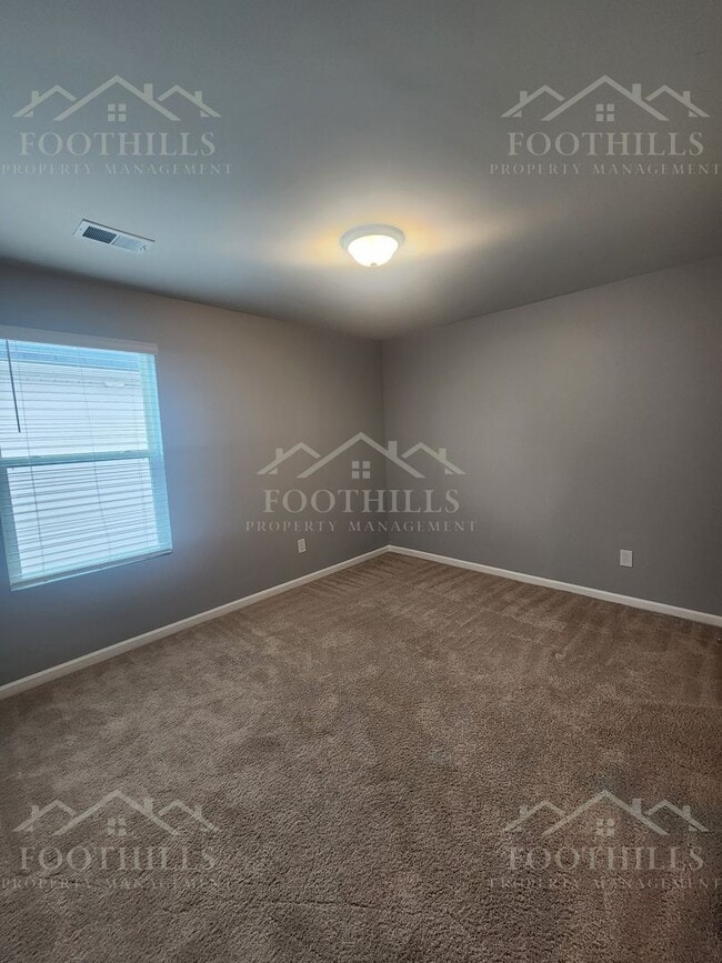 Building Photo - 18 Chalet Ct