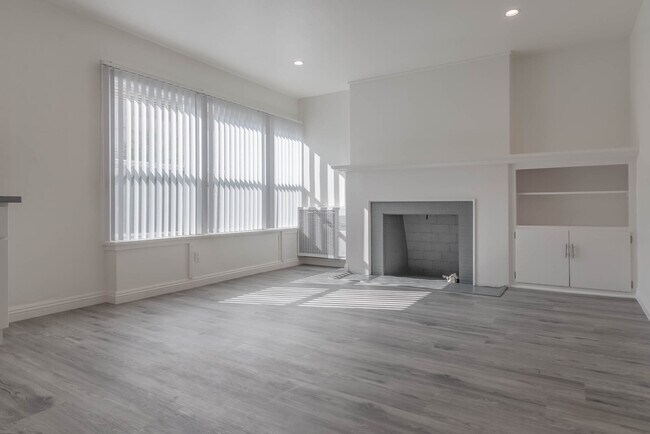 Building Photo - 1627 N Normandie Ave