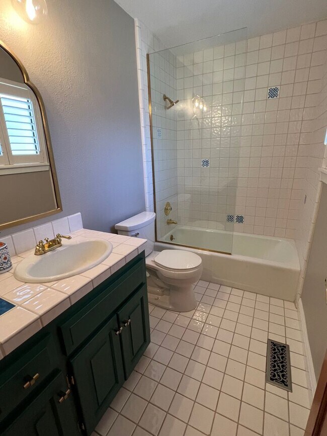 Building Photo - 2720 W Lake Ridge Shores