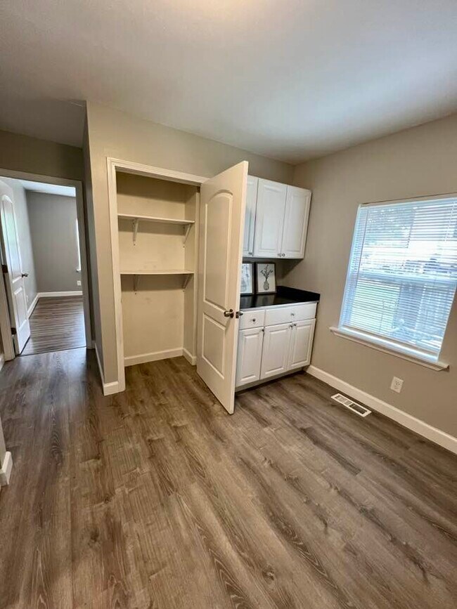 Building Photo - 2754 McCausland Ave