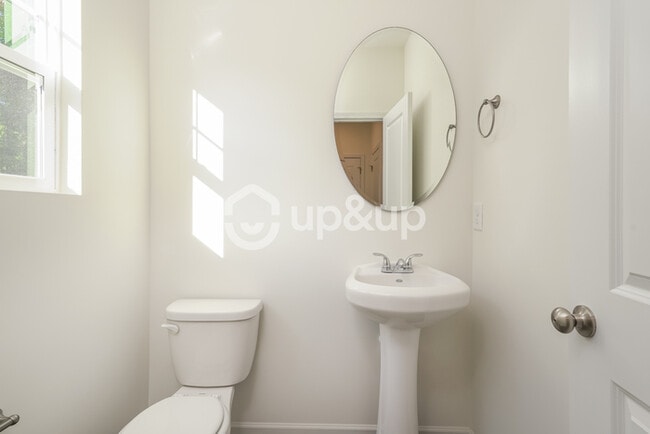 Building Photo - Fantastic 3bd/3ba home! Coming soon!