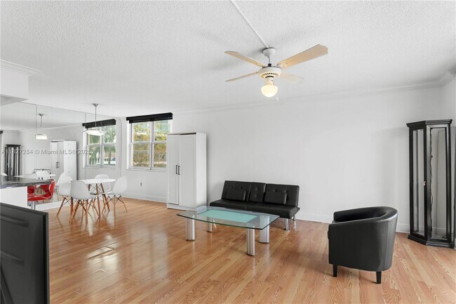 Building Photo - 9440 W Bay Harbor Dr