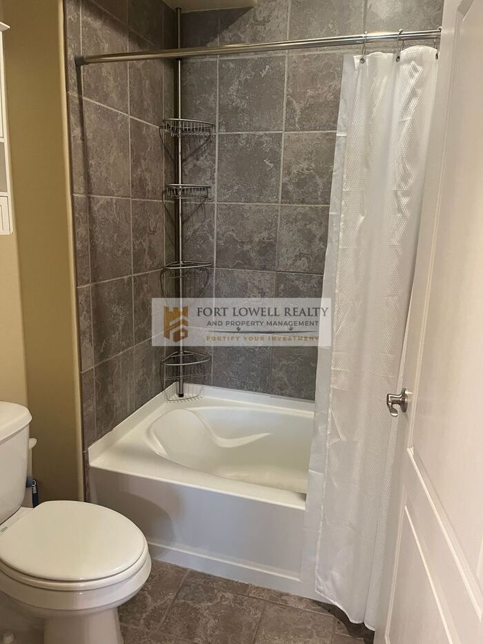 Building Photo - 2550 E River Rd