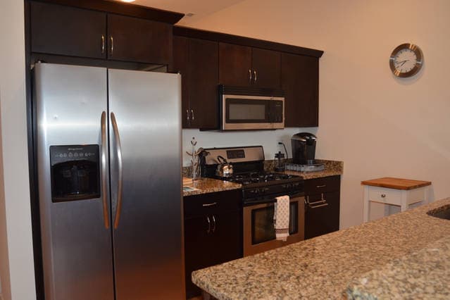 Building Photo - Lakeview south exposure with balcony. In unit laundry stainless appliances