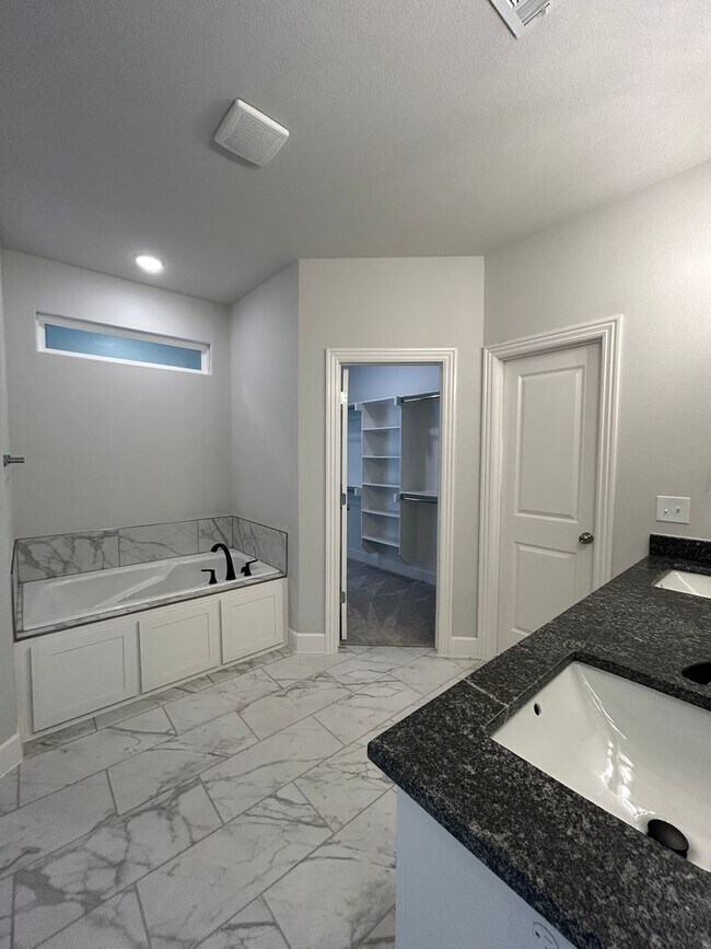 Building Photo - Beautiful Modern Home in Pea Ridge!