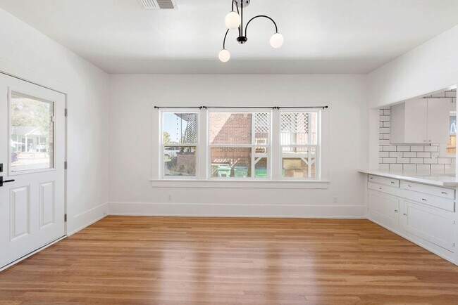 Building Photo - 412 Roberts St