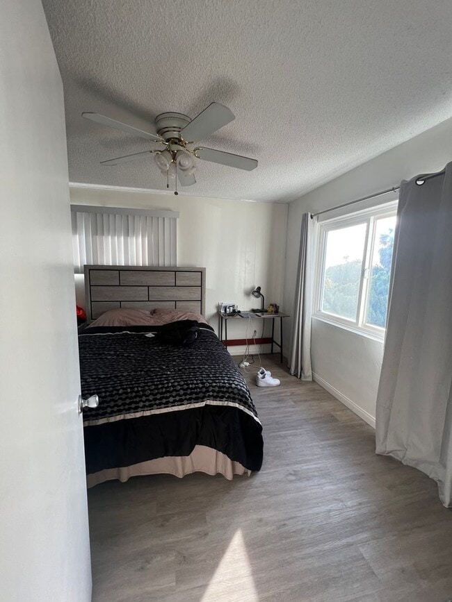 Building Photo - Updated 5 bedroom 3 bathroom house w/ HUGE YARD