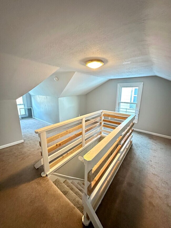 Building Photo - Charming 2 Bed, 1.5 Bath w/ Bonus Space in...