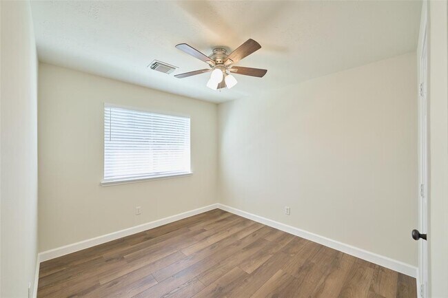 Building Photo - 354 Fantasy Ln