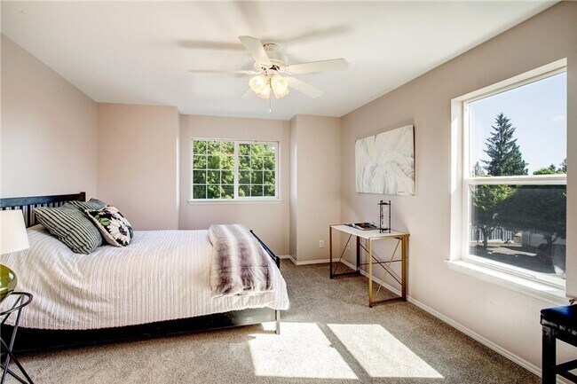 Building Photo - Modern Updated Detail and Designed 3bd 2.5bath Everett Home!