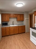 Building Photo - 529 S 74th St