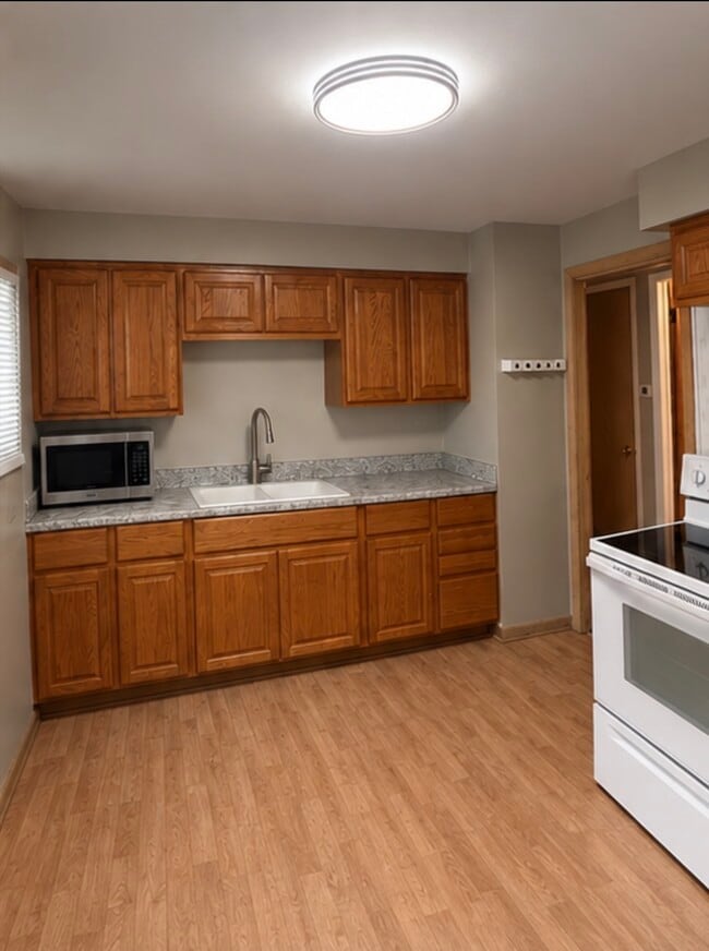 Building Photo - 529 S 74th St