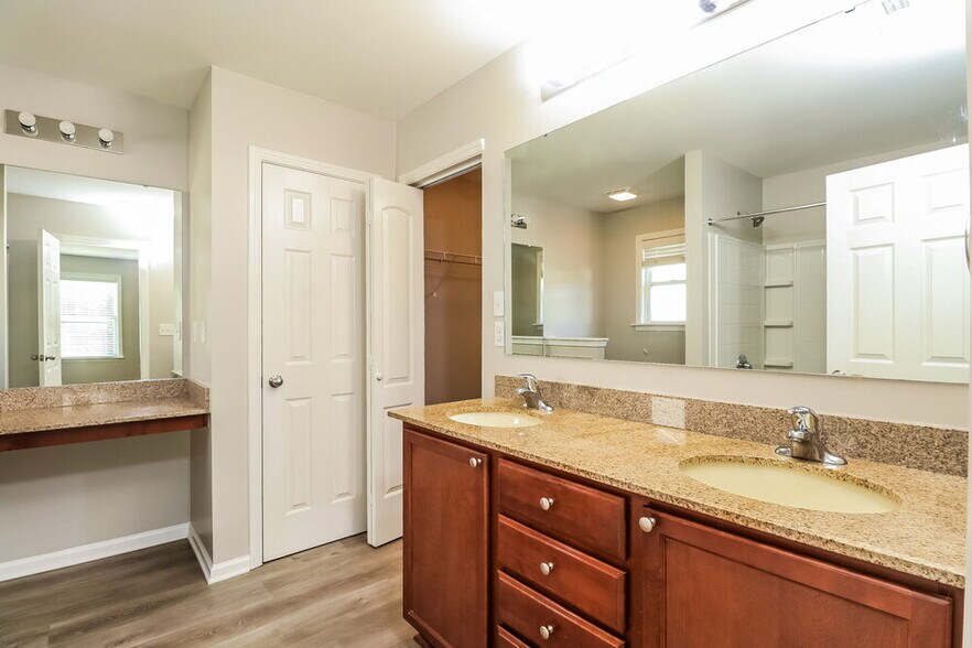 Building Photo - 14416 Lake Crossing Dr