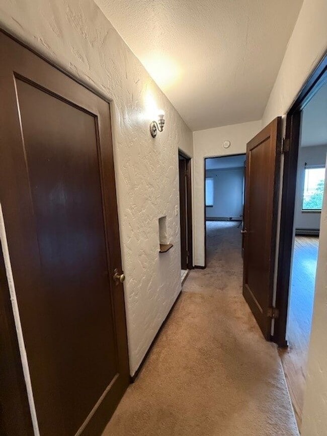 Building Photo - Cliff Dr. Apartment - Spacious with Hardwo...