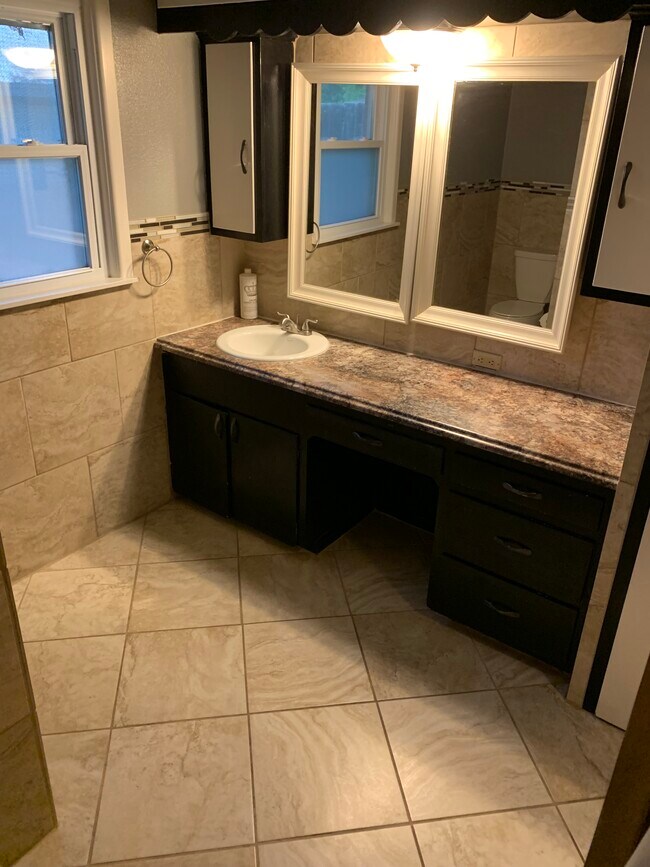 Hall bath again there is a seating area next to the sink - 4308 Olsen Blvd