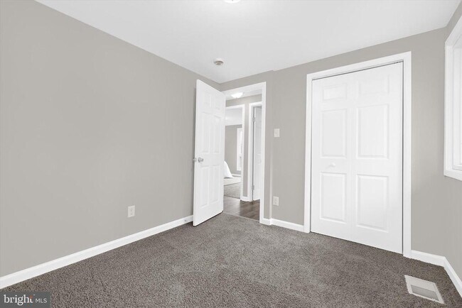 Building Photo - 422 West Ct