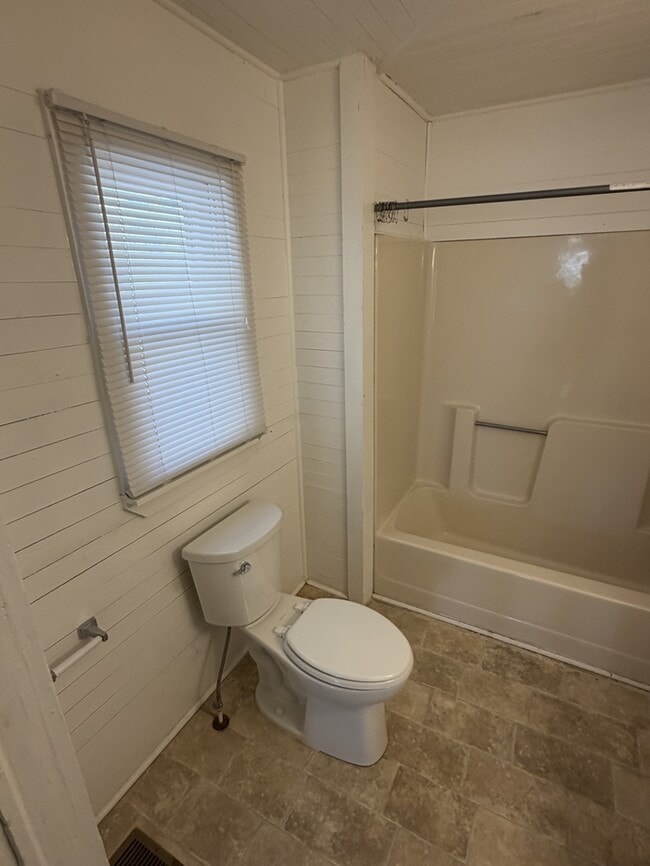 Building Photo - 411 Latham Ln