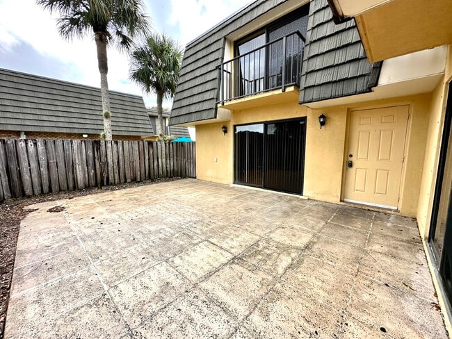 Building Photo - 805 8th Way