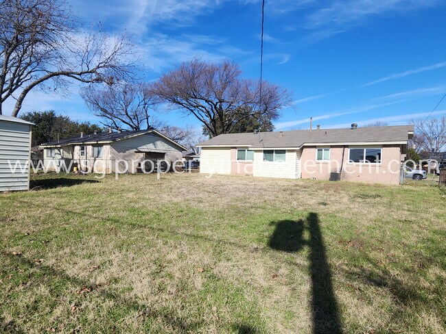 Building Photo - Updated home ready for move in