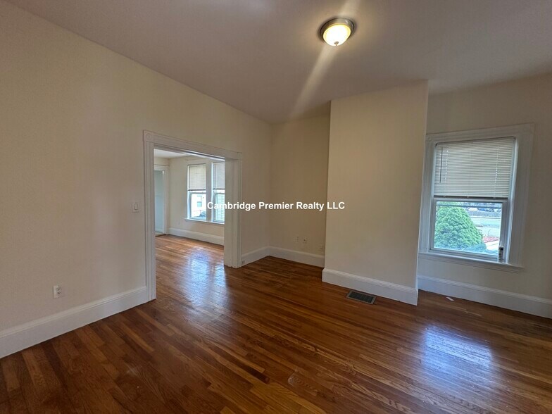 Building Photo - 55 Bonair St