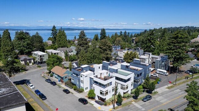 Building Photo - Air-Conditioned Standalone Townhome in Coveted Lincoln Park (1st Month Free)