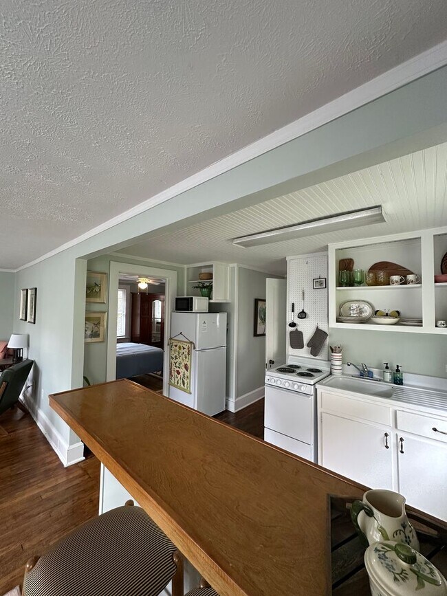 Building Photo - One Bedroom Garage Apartment in 5 Points!!