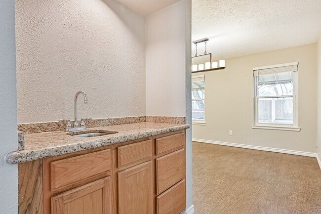 Building Photo - 222 Old Oaks St