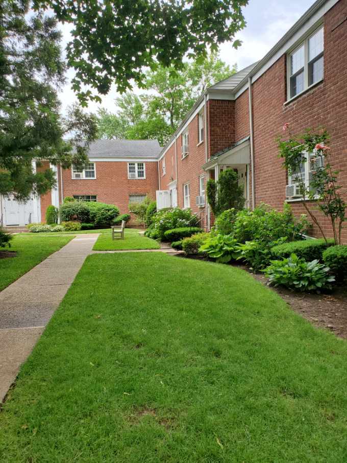 Building Photo - 100 Huguenot Ave