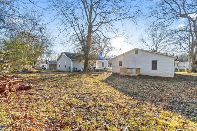 Building Photo - Single-Family Home Downtown--No Breed Rest...