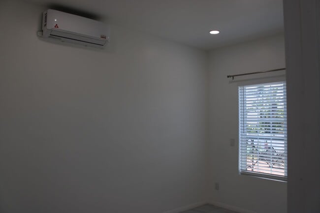 Building Photo - 2 Bedroom, 1 Bathroom Apartment