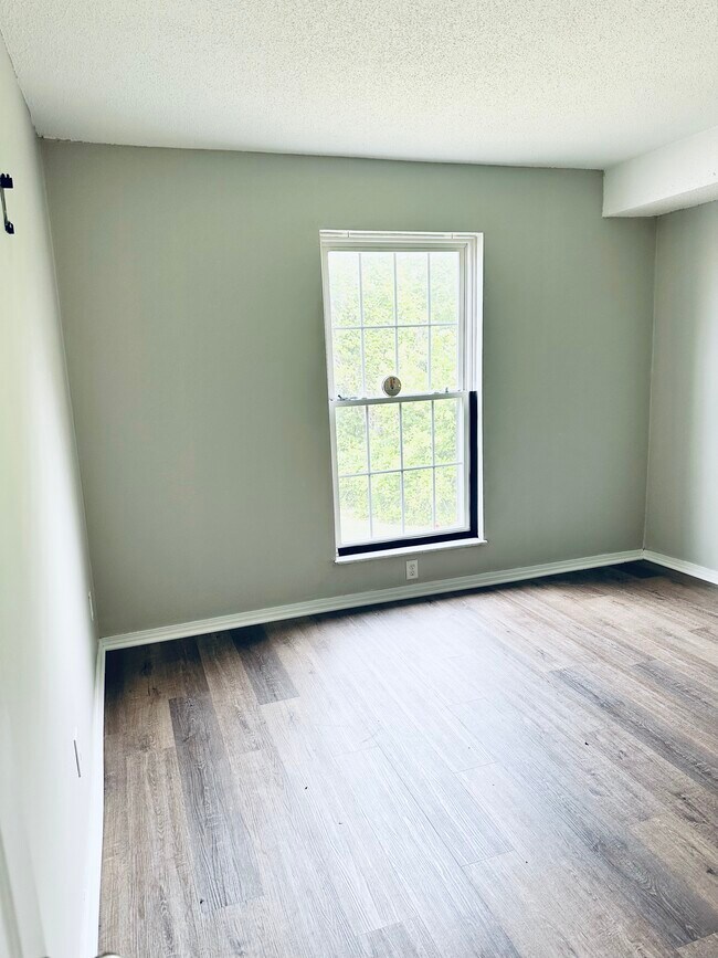 Building Photo - 1100 E 6th St