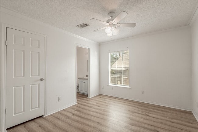Building Photo - 112 Varsity Dr