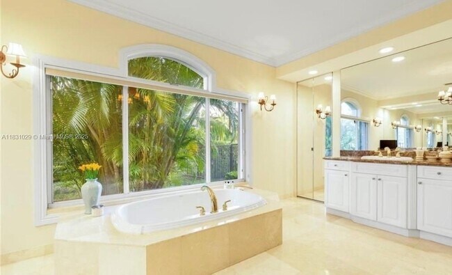 Building Photo - 2534 Montclaire Ct