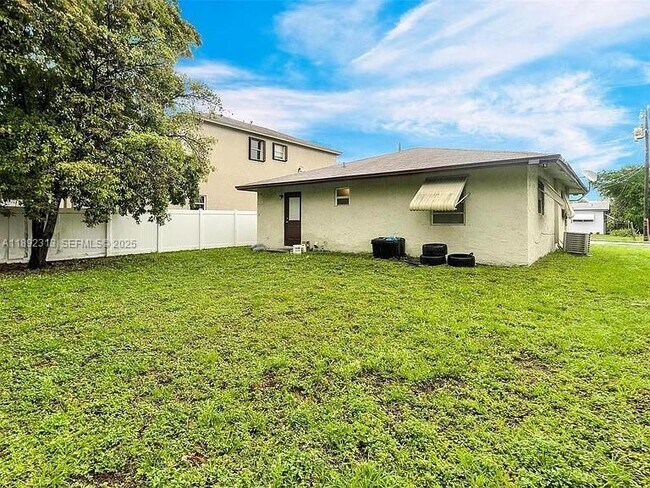 Building Photo - 121 NW 7th Ave