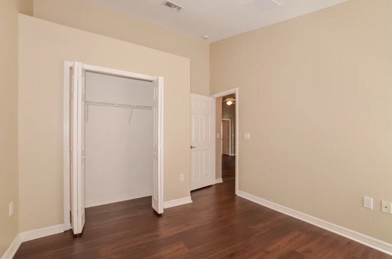 Building Photo - 120 Vine Dr