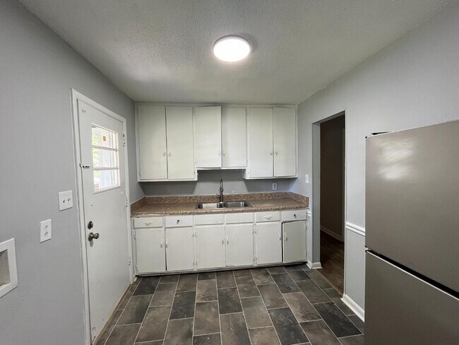 Building Photo - 2321 Stroller Ave