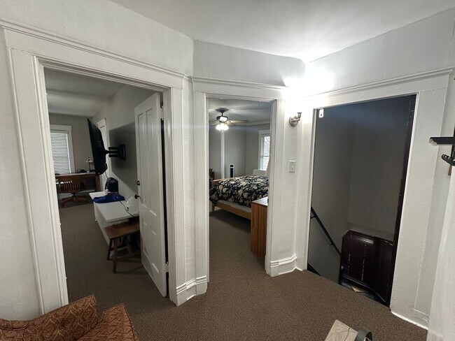 Building Photo - 944 Cromwell Ave