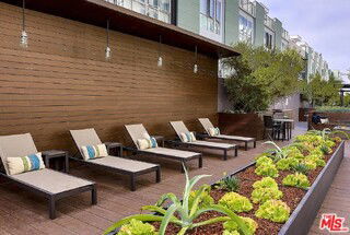 Building Photo - 4133 Redwood Ave