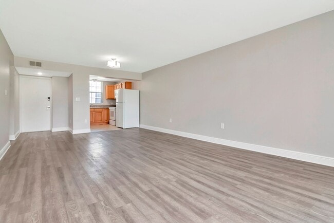 Building Photo - Ground Floor - Corner/End Unit - Upgraded ...