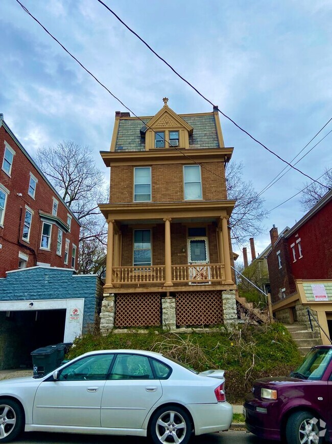 Building Photo - Spacious 5 bed/2 bath on Victor Mins. from...