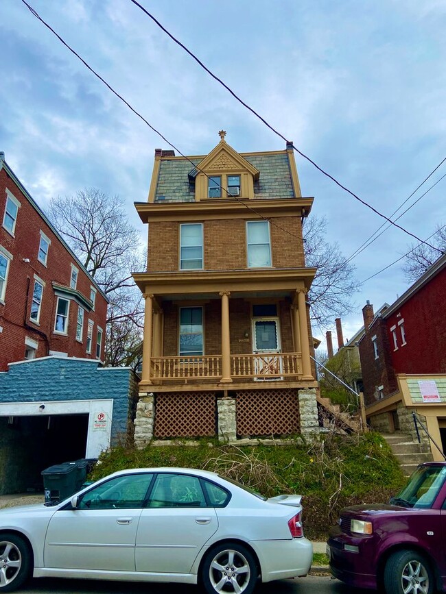 Building Photo - Spacious 5 bed/2 bath on Victor Mins. from...