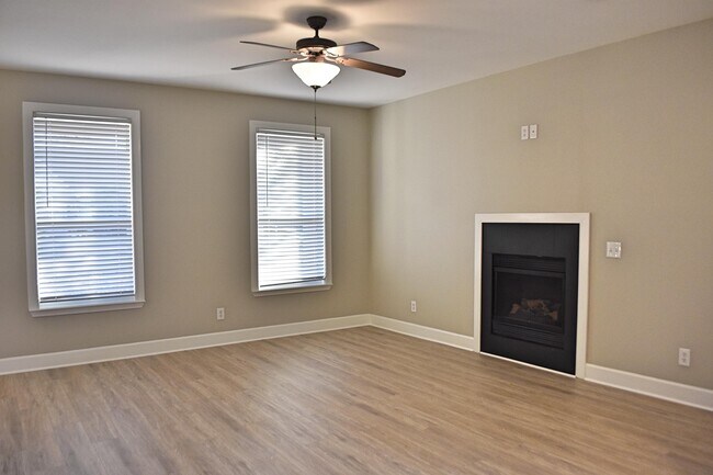 Building Photo - 26 Village Ln