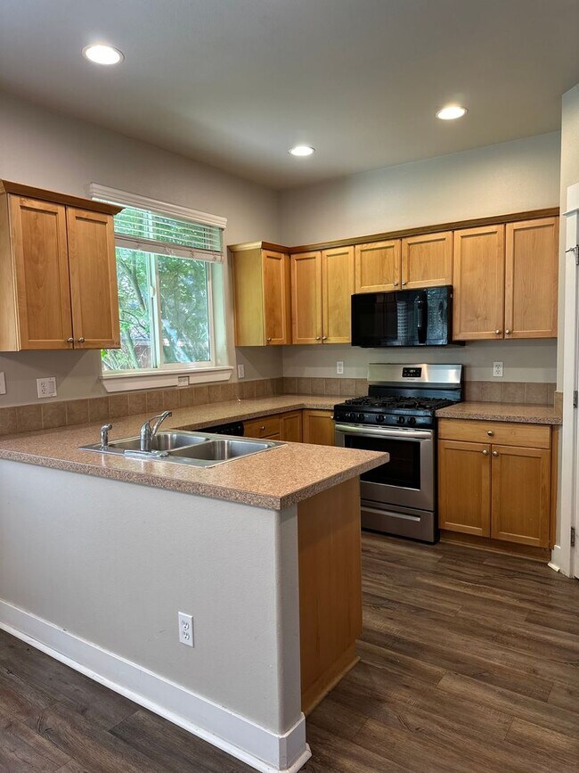Building Photo - Beautiful home in SE Bend near Jewell Elementary!